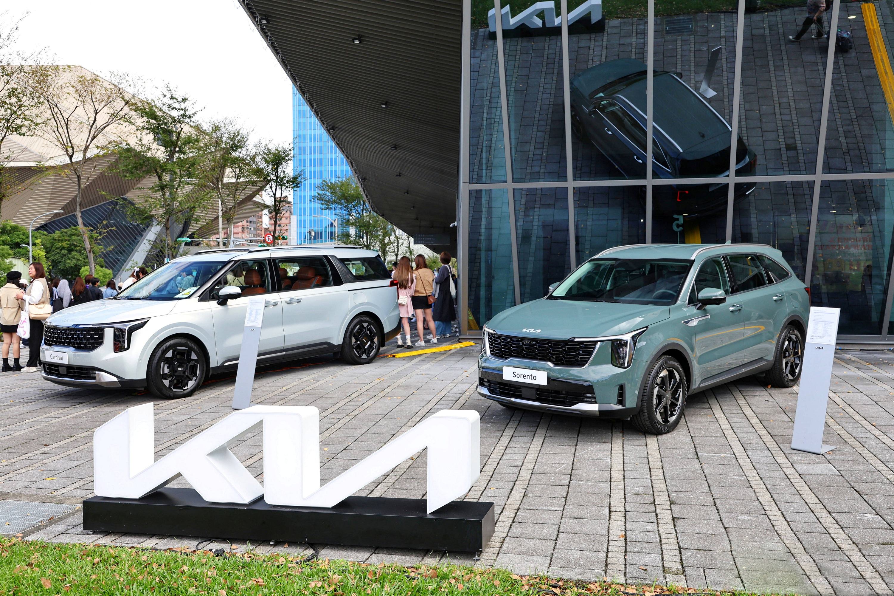 3.現場展示多款Kia人氣車款，邀請民眾近距離感受 Kia「Movement that inspires 移動・啟發人心」的品牌精神。